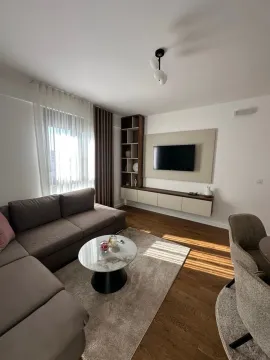 Dnevna soba sa garniturom, TV-om i trpezarijskim stolom. - image 2