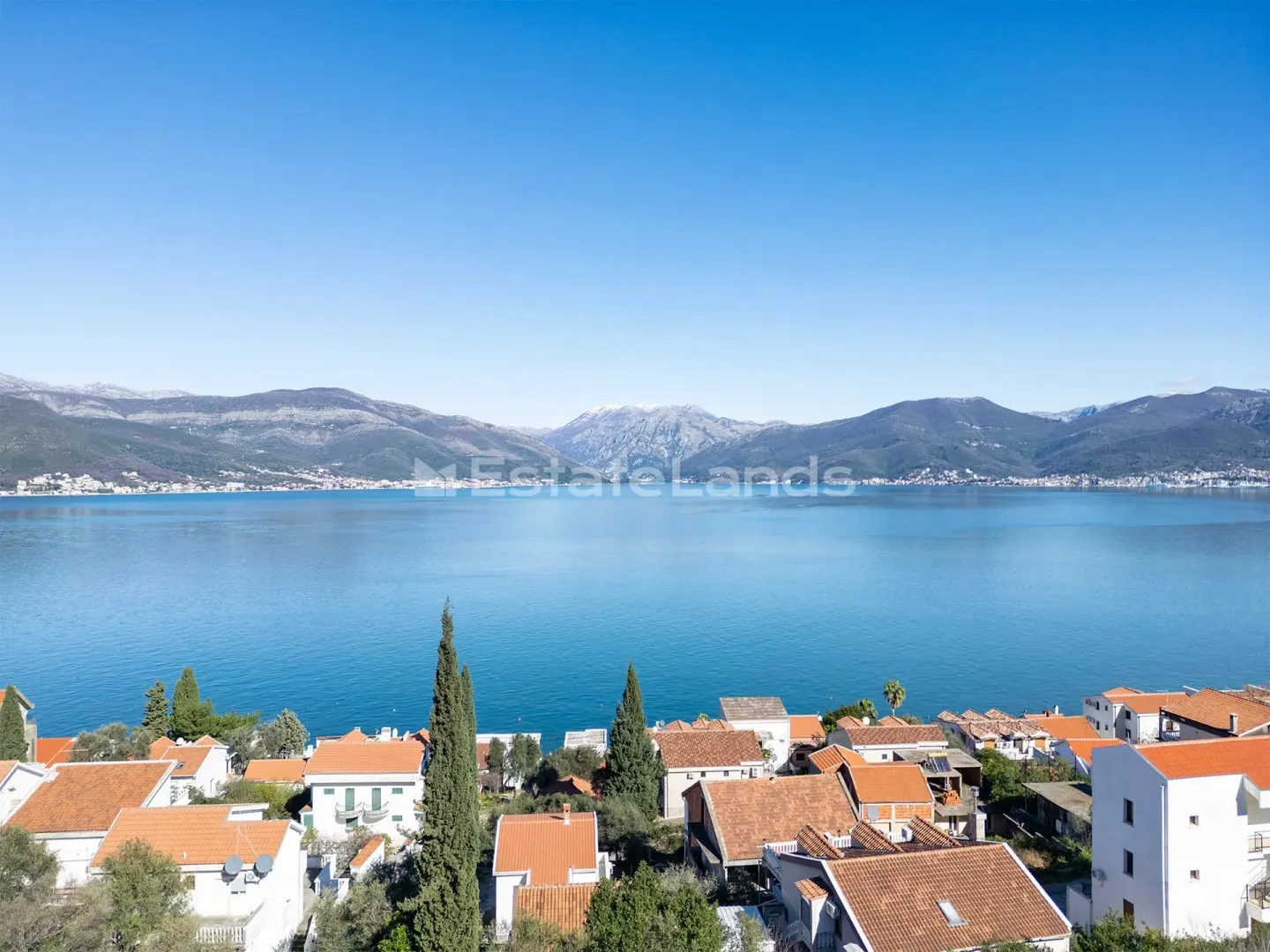 Pogled na more i okolna naselja sa terase nekretnine.