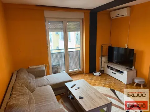 Dnevna soba sa garniturom, televizorom i izlazom na terasu. - image 2