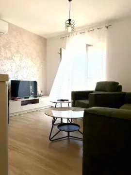 Svijetao dnevni boravak sa garniturom i TV komodom. - image 2