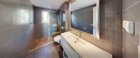 Moderne kupatilo sa umivaonikom, tuš kabinom i velikim ogledalom. - image 8
