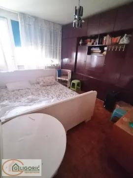 Nameštena spavaća soba sa bračnim krevetom i ugradnim ormarom. - image 8