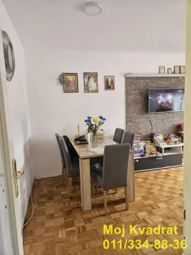 Dnevna soba sa trpezarijskim stolom i stolicama. - image 3