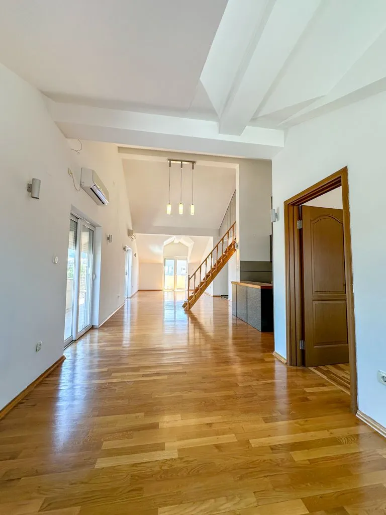Izdavanje, trosoban stan, 137m², Stari Aerodrom, Podgorica
