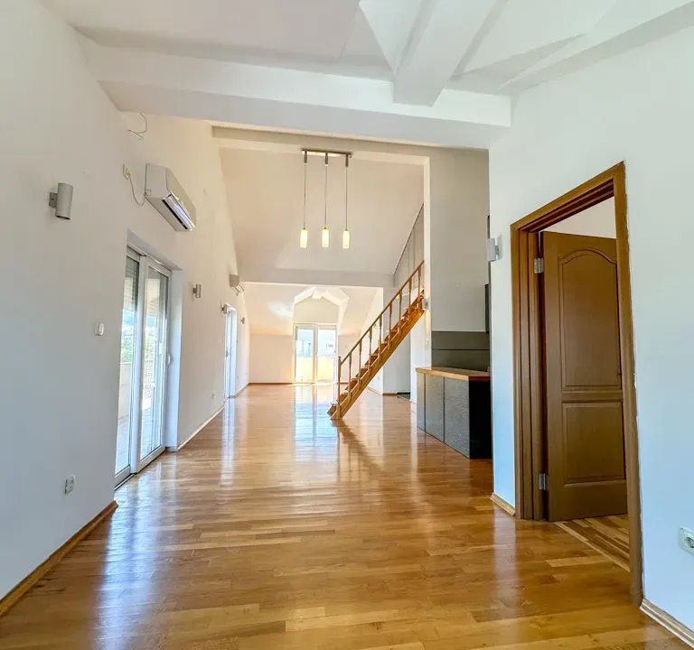 Izdavanje, trosoban stan, 137m², Stari Aerodrom, Podgorica