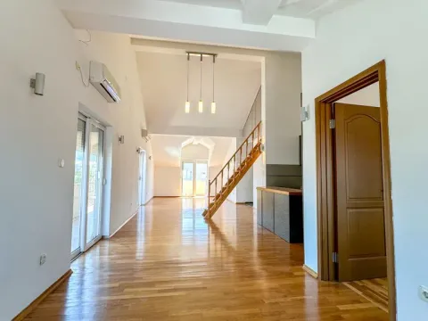 Izdavanje, trosoban stan, 137m², Stari Aerodrom, Podgorica - image 1