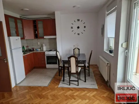 Kuhinja sa trpezarijom i drvenim elementima. - image 3