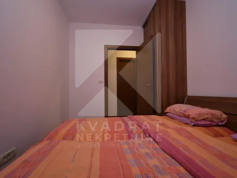 Manja spavaća soba sa bračnim krevetom i ugradnim ormarom. - image 9