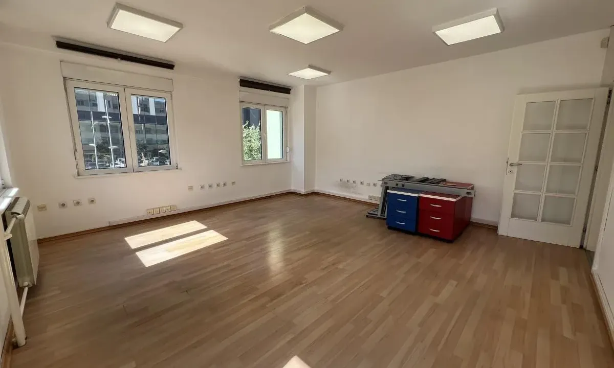 Izdavanje, poslovni prostor, 220m², Liman 1, Novi Sad Sve Podlokacije