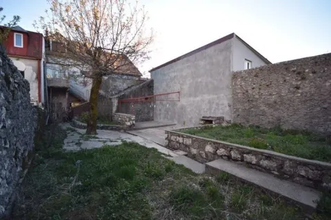 Dvorište kuće sa kamenim zidovima. - image 3