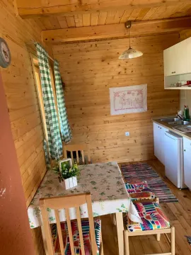 Drvena kuhinja sa trpezarijskim stolom u potkrovlju. - image 7