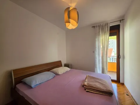 Spavaća soba sa bračnim krevetom i izlazom na terasu. - image 8