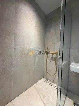 Moderno opremljeno kupatilo sa tuš kabinom. - image 11