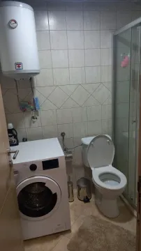 Jednostavno kupatilo sa veš mašinom, bojlerom i tuš kabinom. - image 13