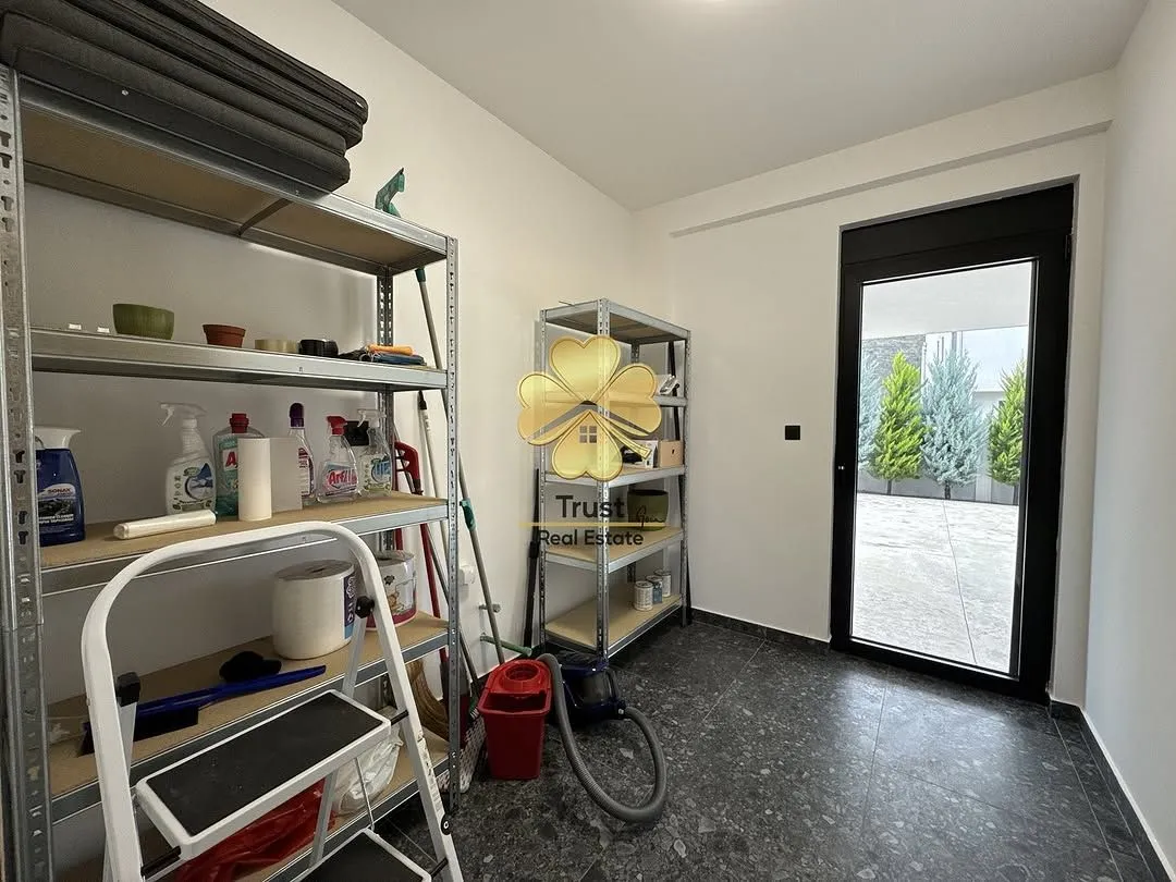 Izdavanje, kuća, 190m², Tološi, Podgorica