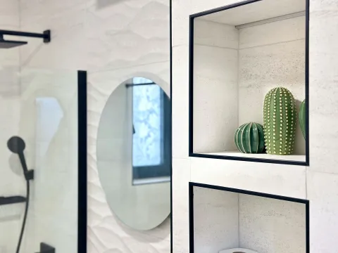 Detalj moderno opremljenog kupatila sa tuš kabinom, okruglim ogledalom i ugradnim nišama za odlaganje. - image 17