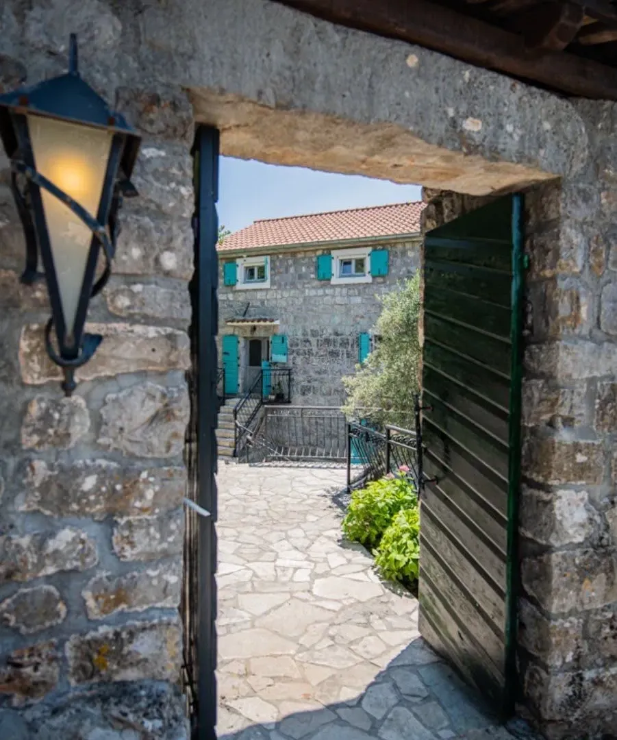 Rent, house, 200m², Đuraševići, Tivat
