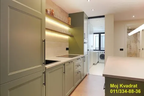 Moderna kuhinja sa zelenim elementima i ugradnim uređajima. - image 5