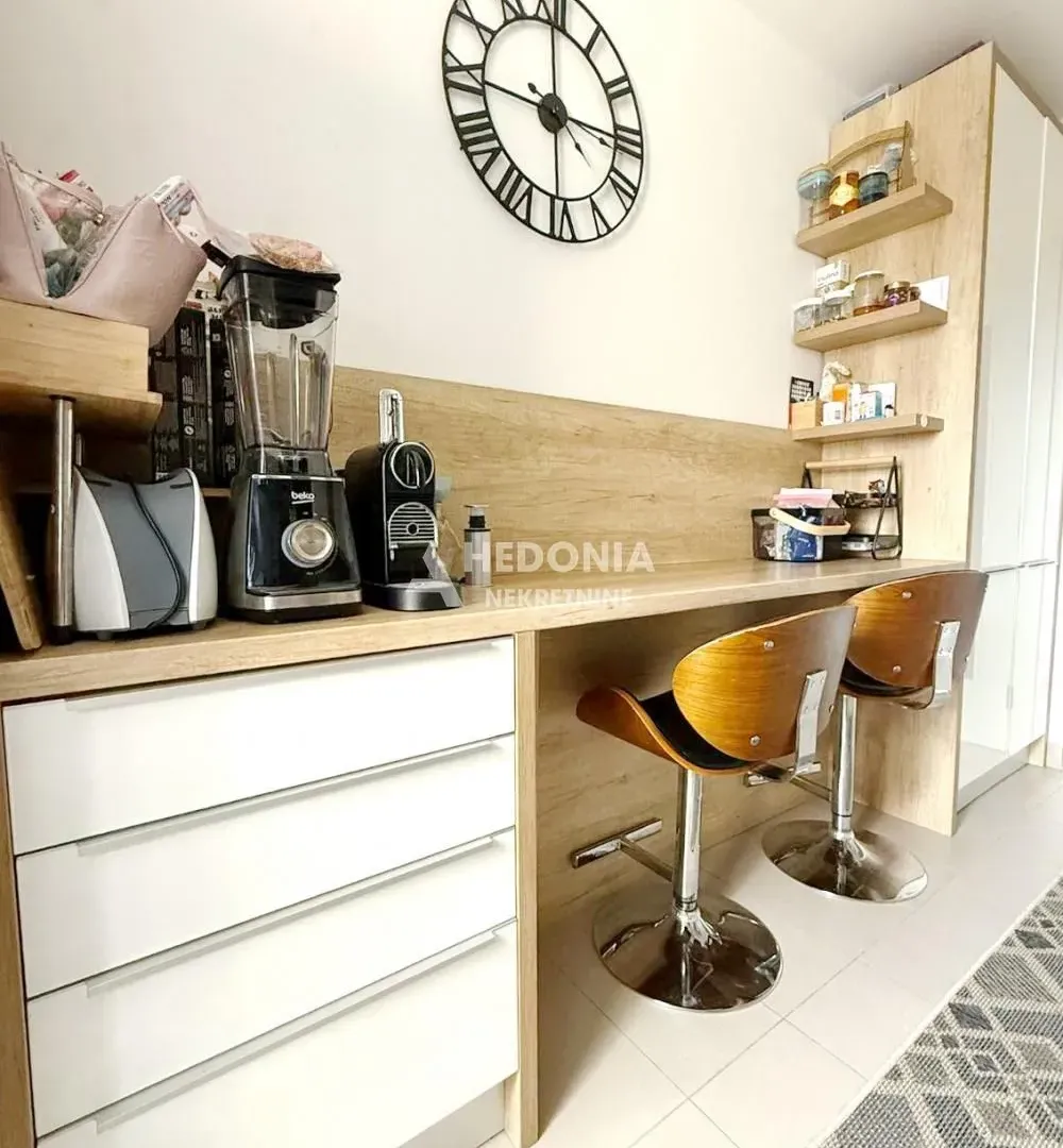 Prodaja, četvorosoban stan, 98m², Zemun Sve Podlokacije, Beograd