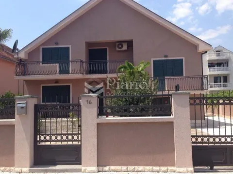 Rent, house, 250m², Stari Aerodrom, Podgorica - image 1