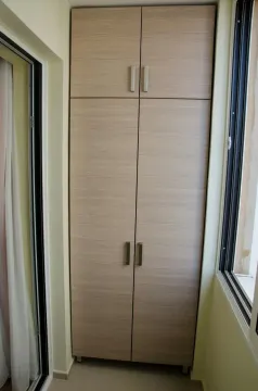 Built-in wooden wardrobe on a closed balcony. - image 7