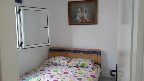 Manja spavaća soba sa bračnim krevetom i prozorom. - image 3
