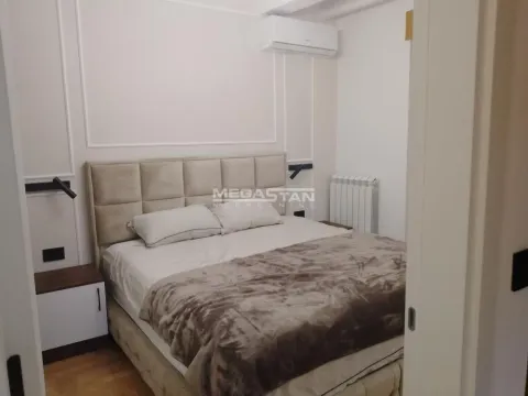Pogled na moderno uređenu spavaću sobu sa bračnim krevetom. - image 4