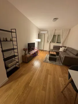 Dnevna soba sa garniturom, televizorom i drvenim podom. - image 14