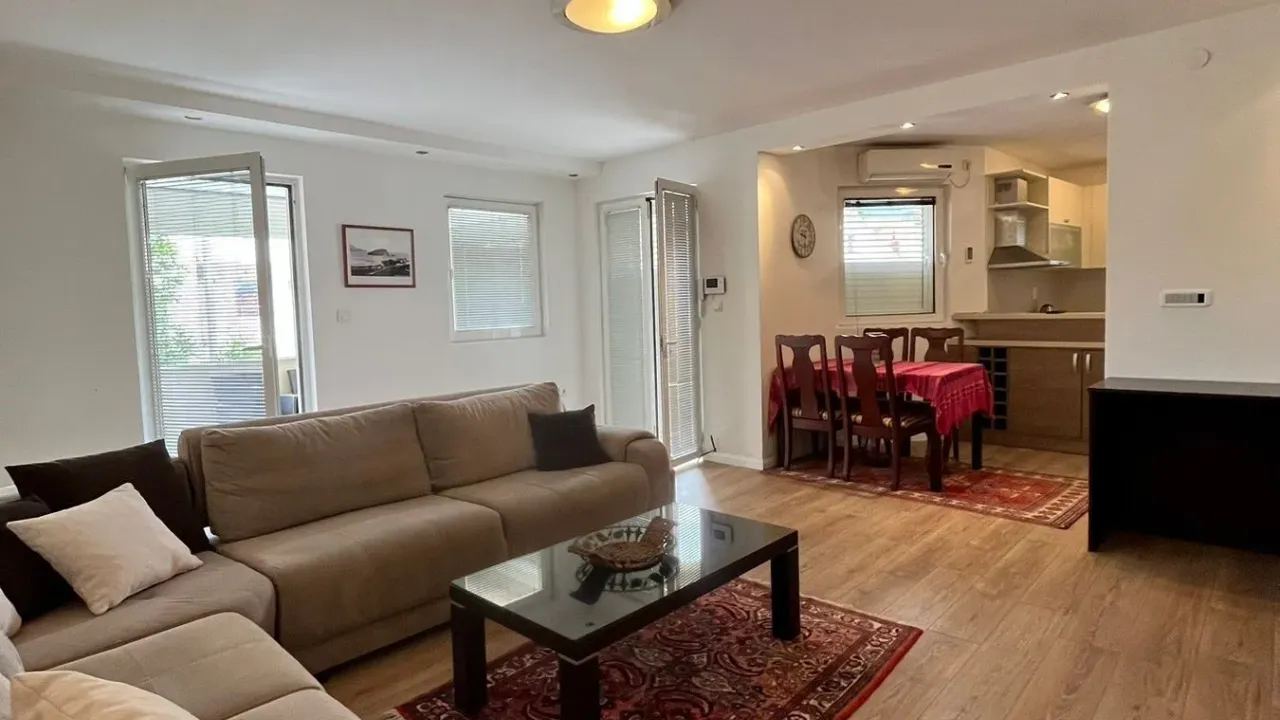 Izdavanje, dvosoban stan, 120m², Budva, Crna Gora