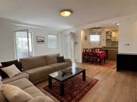 Izdavanje, dvosoban stan, 120m², Budva, Crna Gora - image 1