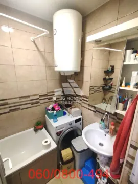 Manje kupatilo sa kadom, umivaonikom, veš mašinom i bojlerom. - image 15