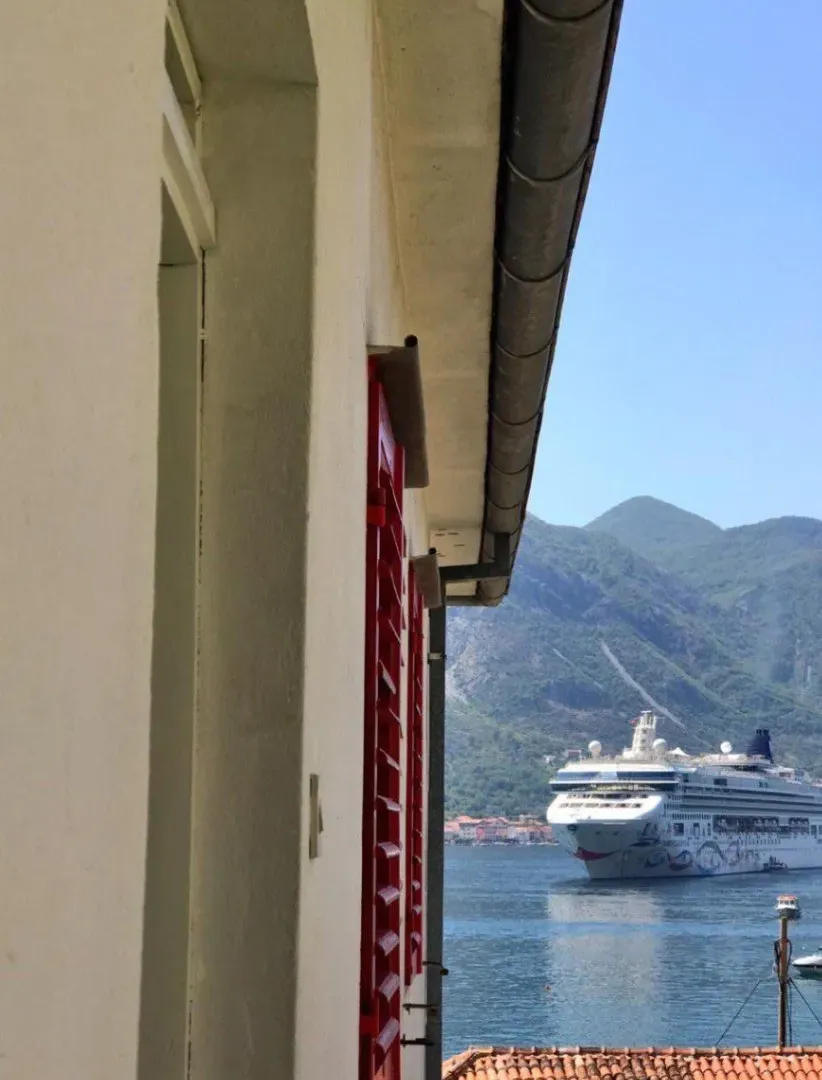 Prodaja, dvosoban stan, 110m², Dobrota, Kotor