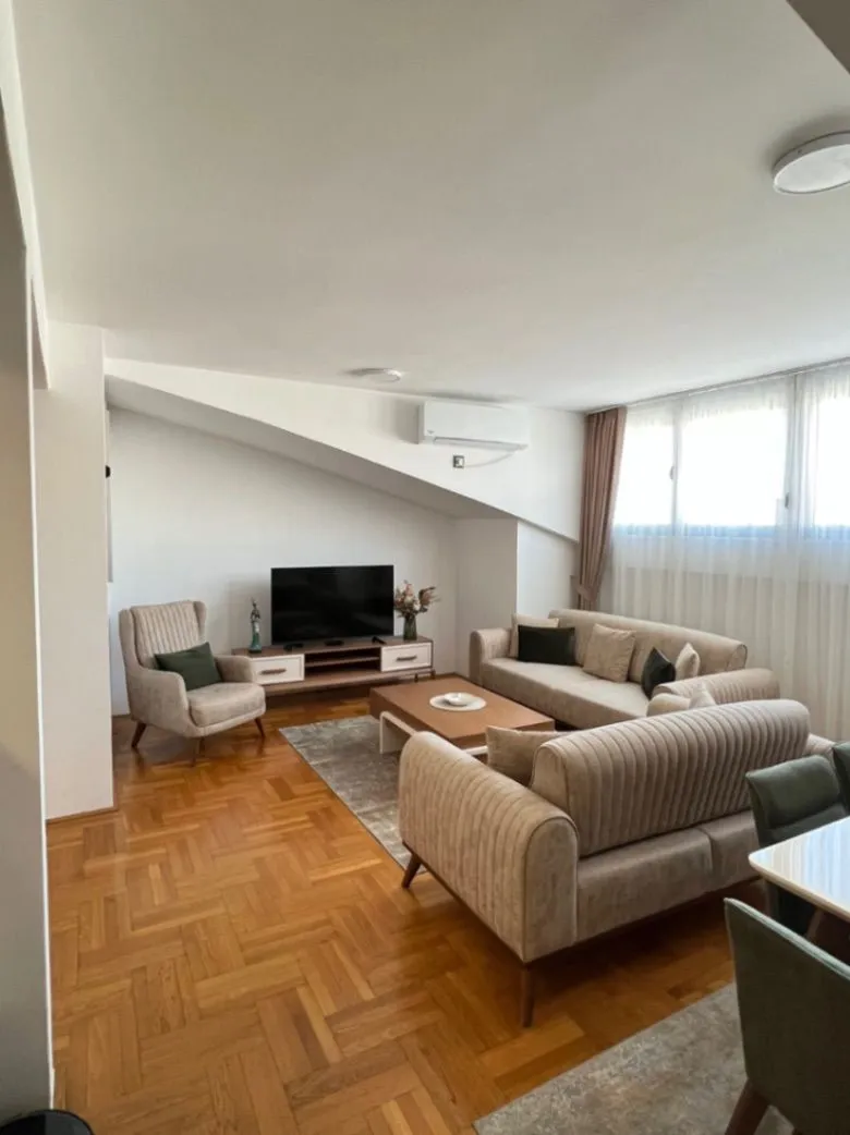 Izdavanje, dvosoban stan, 71m², Stari Aerodrom, Podgorica
