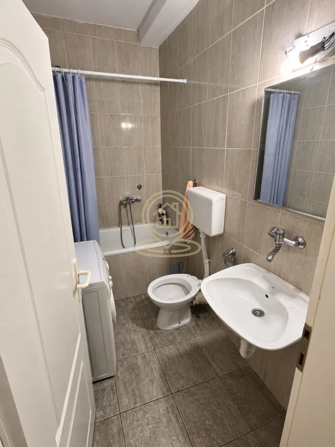 Kupatilo opremljeno kadom, umivaonikom, WC šoljom i mašinom za veš.