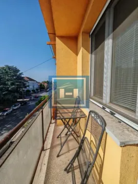 Uski balkon sa stolom i stolicama i pogledom na ulicu. - image 12