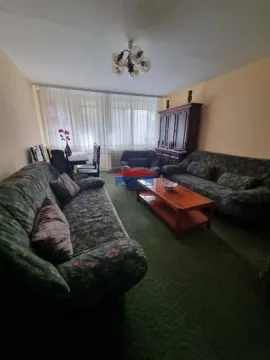 Dnevna soba sa garniturom za sedenje, stočićem i trpezarijskim delom u pozadini. - image 3