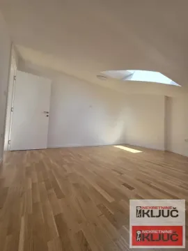 Prazna soba sa drvenim podom i krovnim prozorom. - image 7
