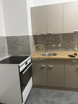 Manja kuhinja sa bež elementima i ugrađenim šporetom. - image 3