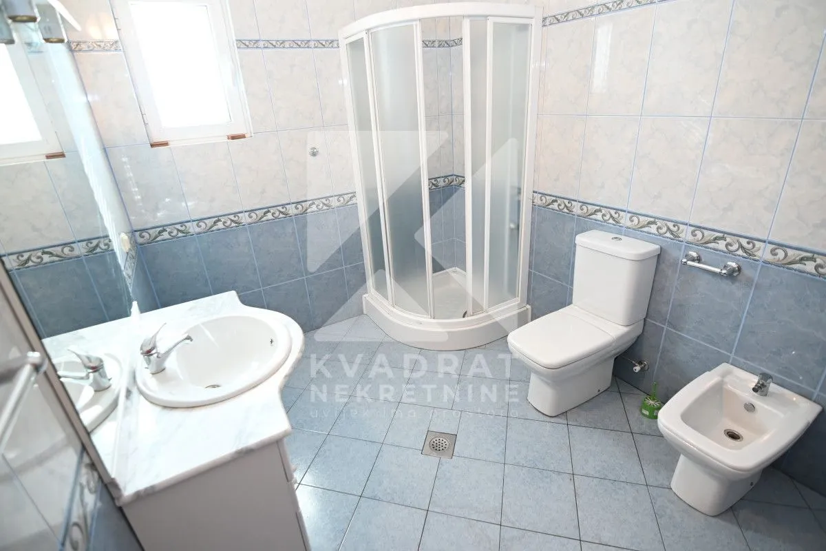 Rent, house, 400m², Zlatica, Podgorica