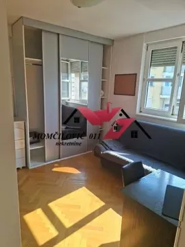 Manja spavaća soba sa velikim garderoberom, krevetom i radnim stolom. - image 4