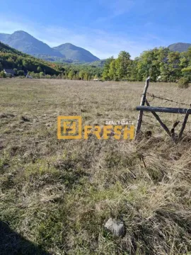 Pogled na prostrano zemljište u prirodi sa planinama u pozadini. - image 2