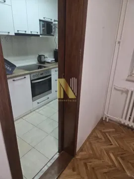 Pogled iz hodnika na manju opremljenu kuhinju. - image 11