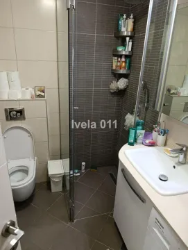 Kupatilo sa tuš kabinom, umivaonikom i toaletom. - image 7