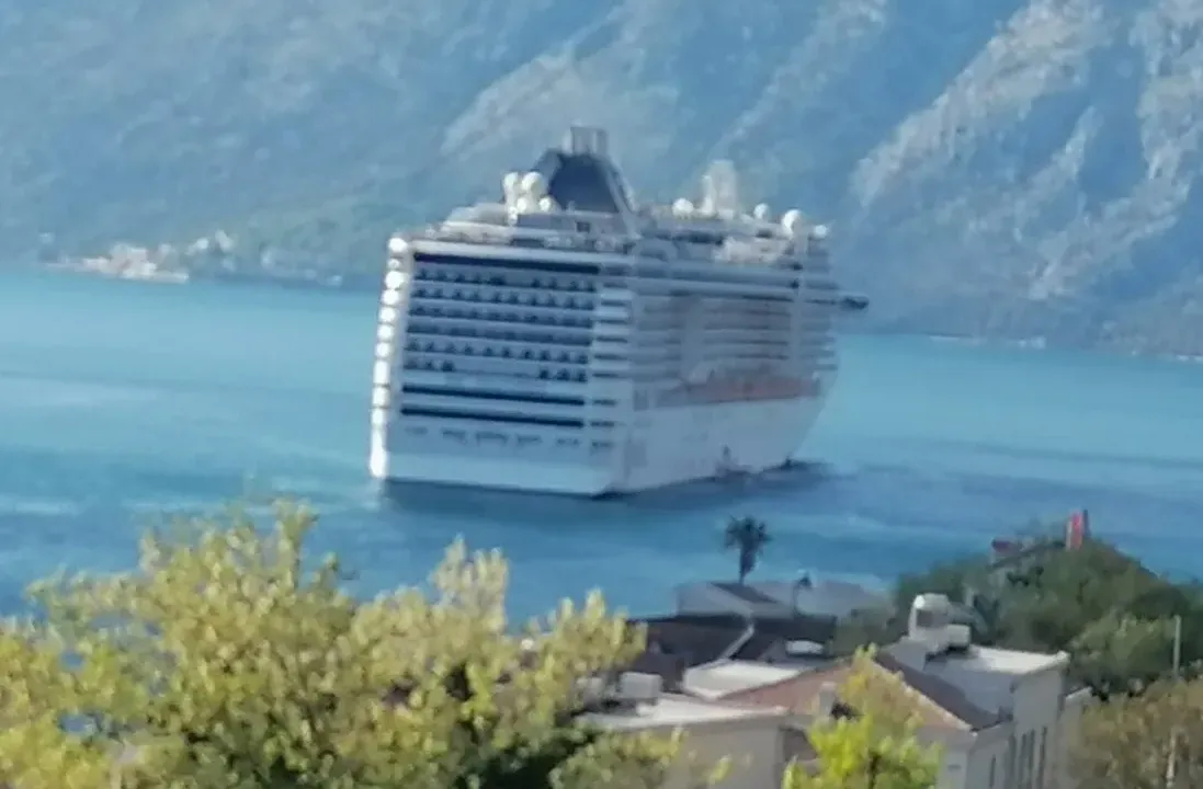 Izdavanje, dvosoban stan, 70m², Dobrota, Kotor