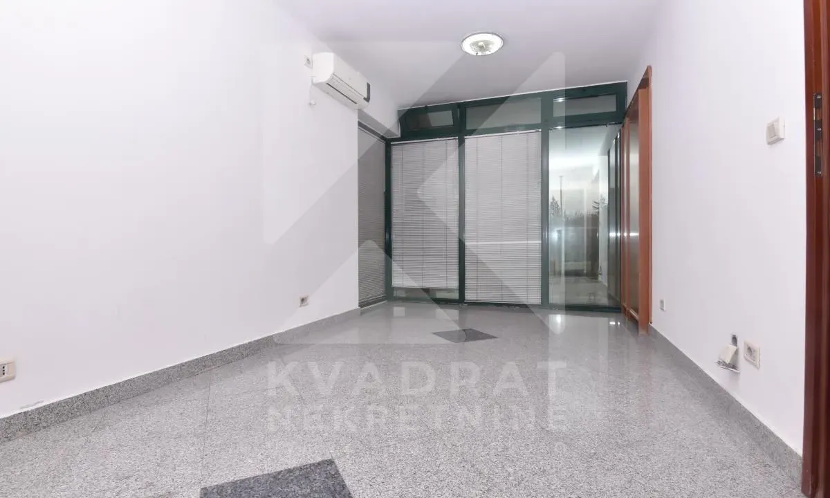 Izdavanje, poslovni prostor, 53m², Pobrežje, Podgorica
