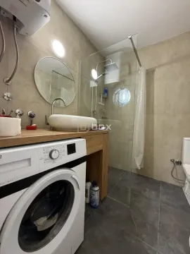 Moderno opremljeno kupatilo sa tuš kabinom, umivaonikom i veš mašinom. - image 11