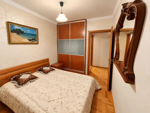 Namještena spavaća soba sa bračnim krevetom, plakarom i ogledalom. - image 6