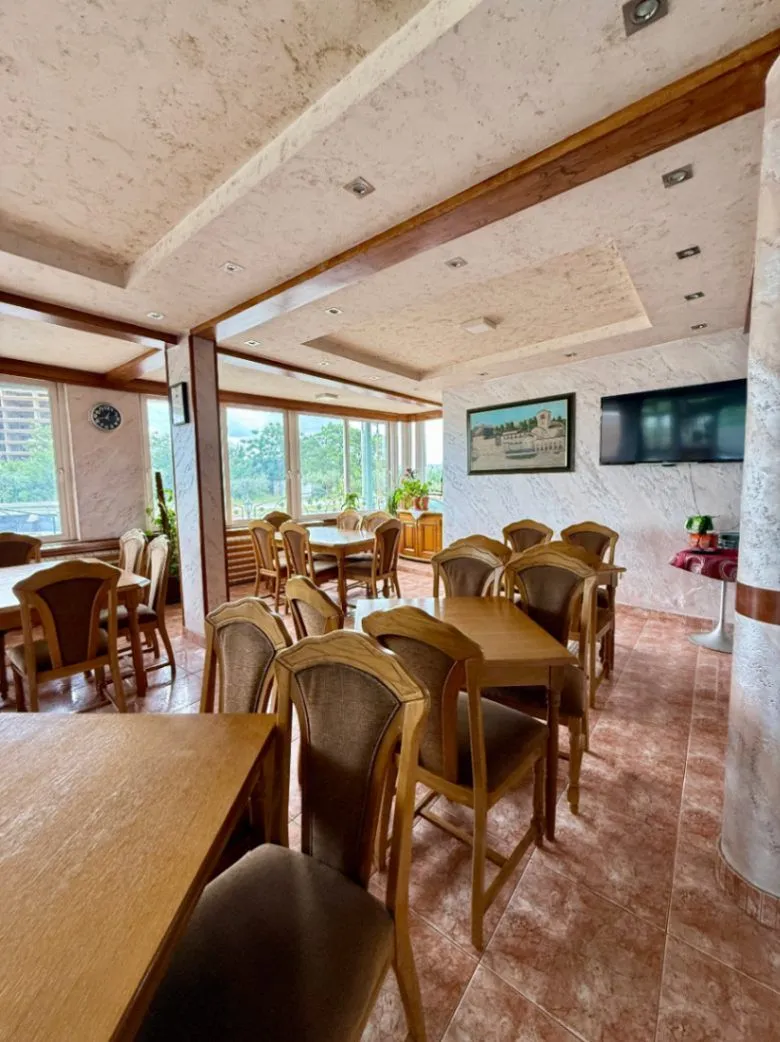 Izdavanje,  poslovni prostor, 400m2, Ilino, Bar