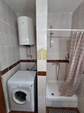 Manje kupatilo sa tuš kabinom, bojlerom i veš mašinom. - image 9