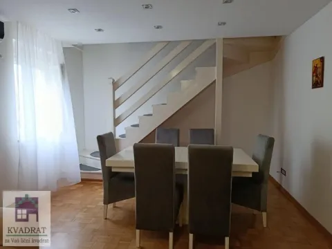 Trpezarija sa stolom, stolicama i stepeništem u pozadini. - image 3